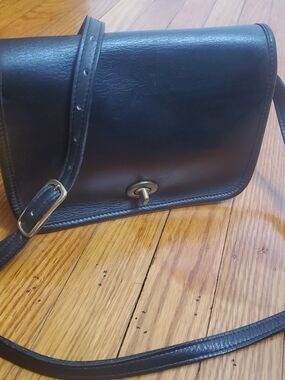 Vintage Laura USA Flap Natural Classic Black Leather Turn-Lock Crossbody Bag.